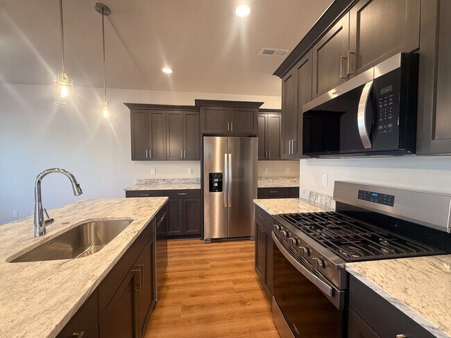 Building Photo - 348 SE Shetterly Dr