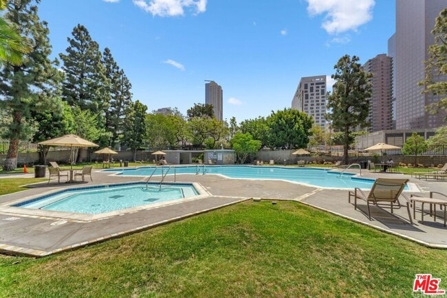 Building Photo - 800 W 1st St