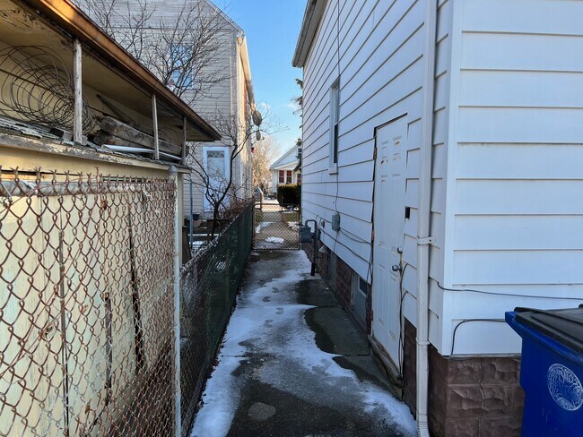 Building Photo - 2409 Commor Ave
