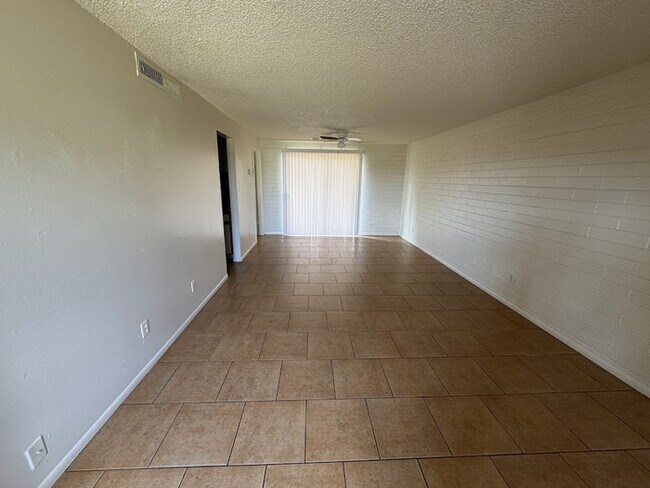 Foto del edificio - Holiday Gardens Townhome