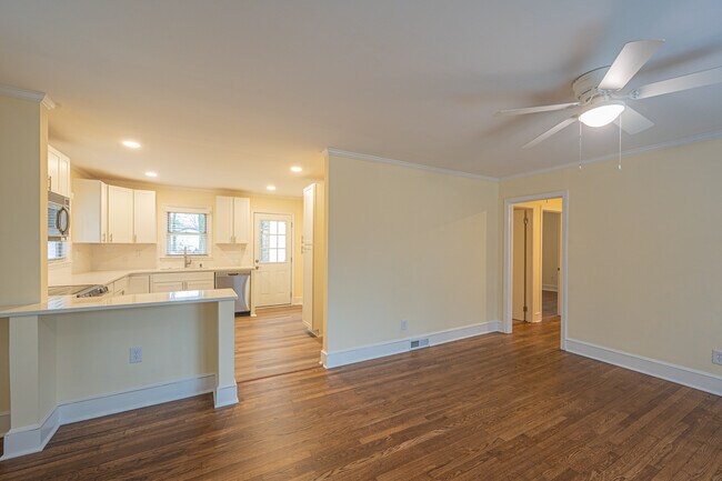 Amplia sala de estar - 5000 Erickson Rd