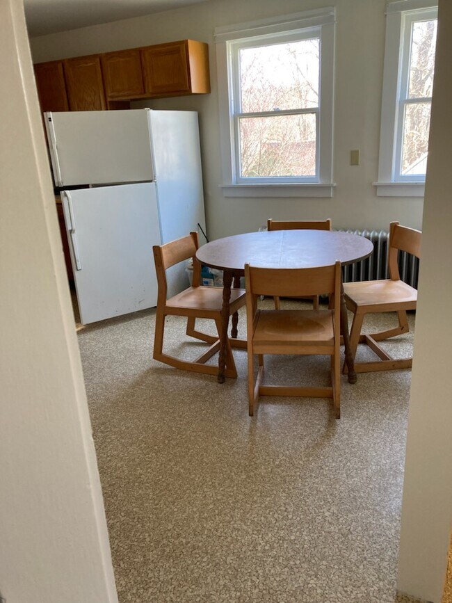 Kitchen - 931 E State St