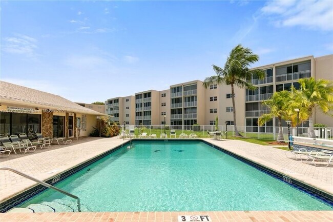 Pool and clubhouse. - 1024 SE 3rd Ave