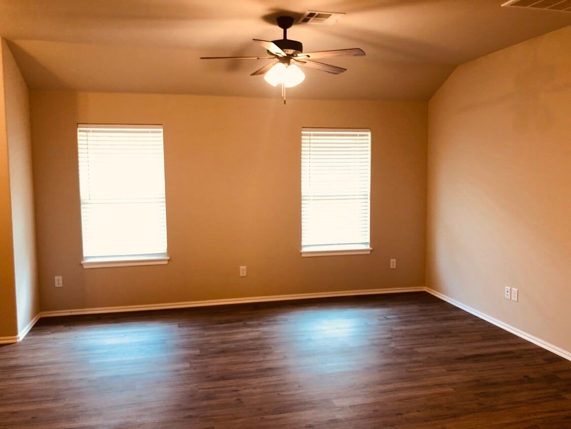 3 bed 2 bath with 2 car garage duplex for rent in Edmond near Broadway and 2nd Street! - 3 bed 2 bath with 2 car garage duplex for rent in Edmond near Broadway and 2nd Street!