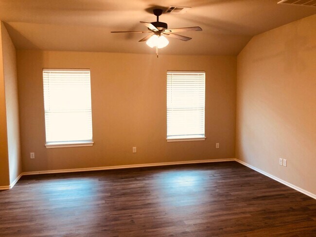 Foto del edificio - 3 bed 2 bath with 2 car garage duplex for rent in Edmond near Broadway and 2nd Street!
