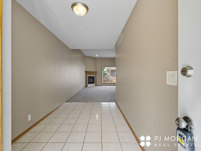 Foto del edificio - 3 Bedroom, 3 Bathroom - Available Immediately