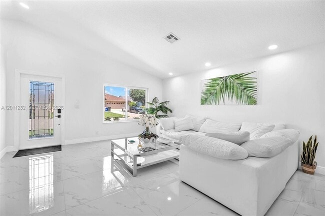 Building Photo - 252 Malibu Cir