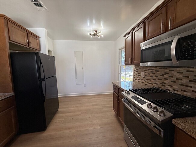 Foto del edificio - 321 - 1221-1223 West Ramona LLC