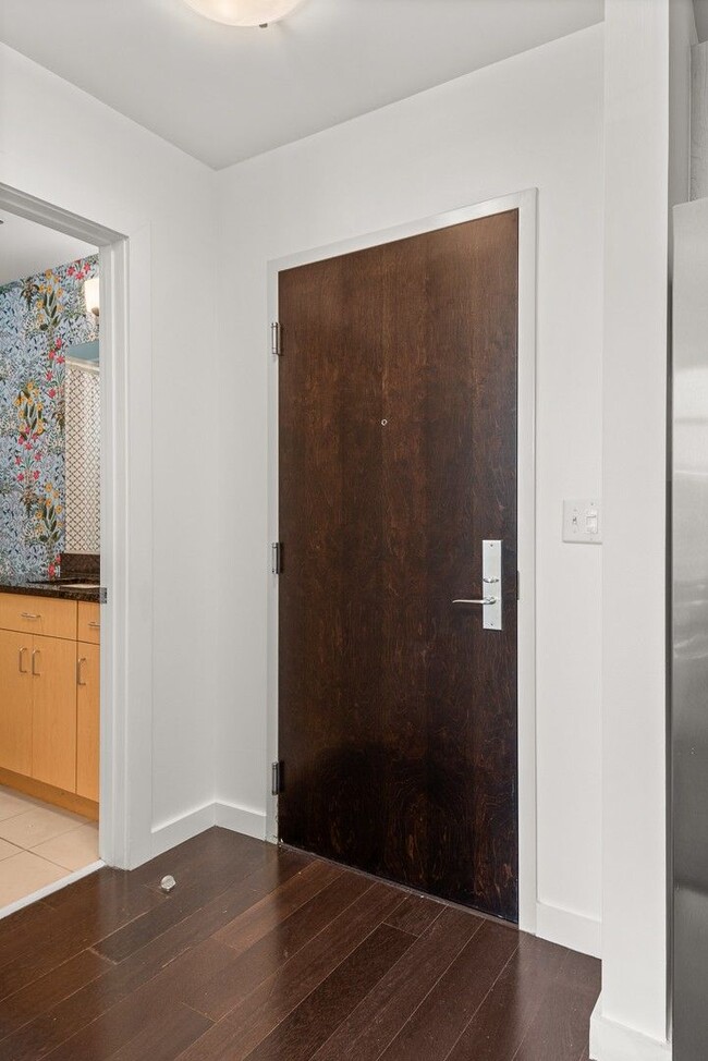 Foto del edificio - Fully Furnished Studio Condo at The Adelicia