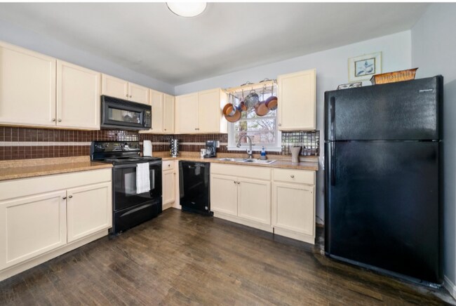 Building Photo - 1565 Gaylor Cir SE