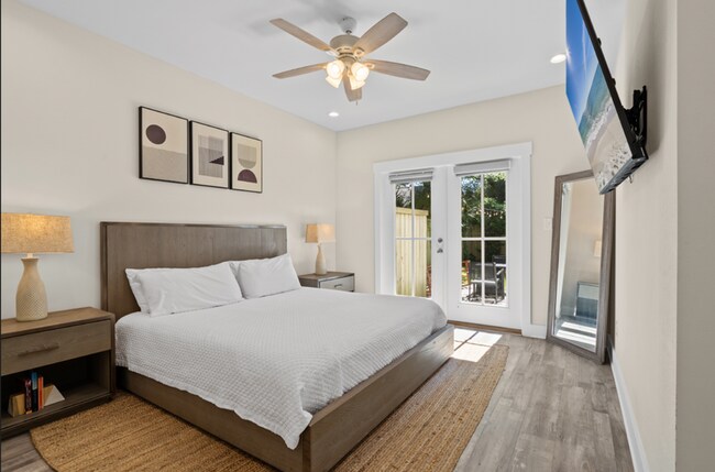 Foto del edificio - Luxurious Furnished Downtown Cottage - Mid...