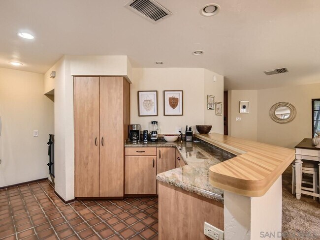 Building Photo - 8694 Villa La Jolla Dr