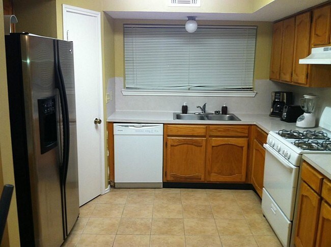 Building Photo - 15506 Wildwood Lake Dr