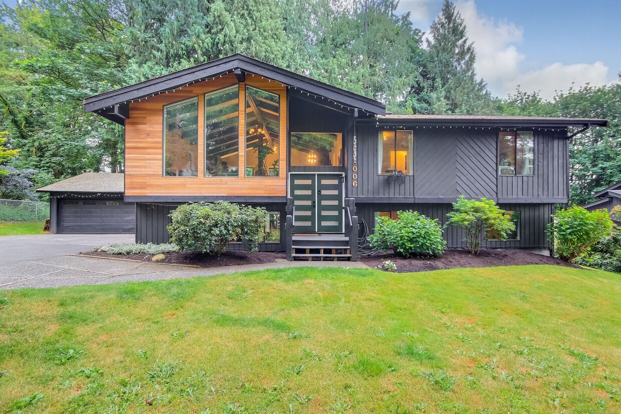 Primary Photo - Stunning Home in Lake Stevens