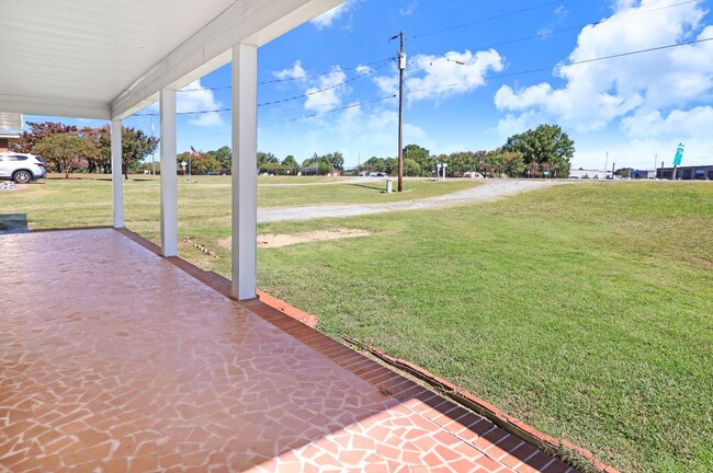 Foto del edificio - Spacious BRICK RANCH on large lot *GREAT G...