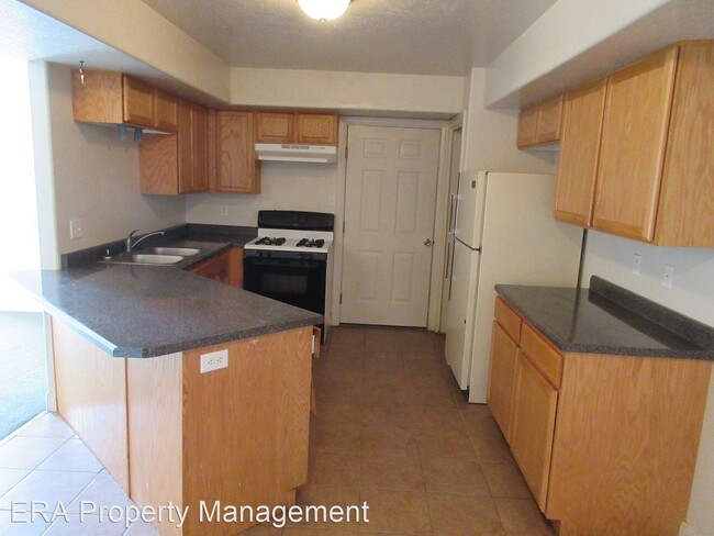 Building Photo - 7 br, 3 bath House - 885 S 110 W