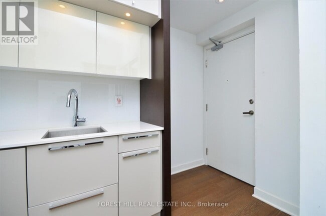 Building Photo - 15 Grenville St