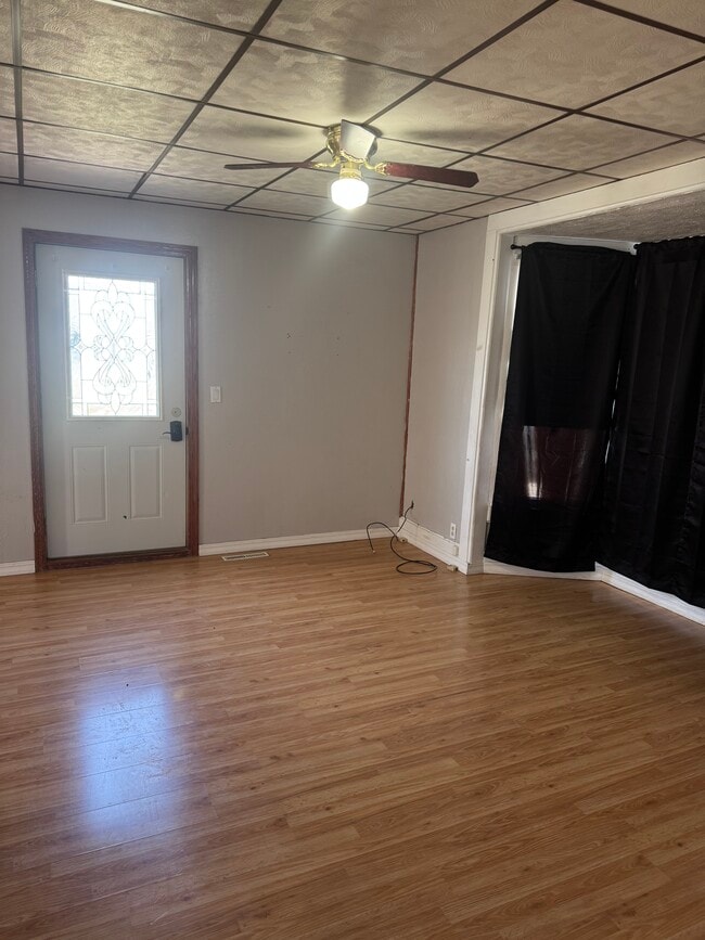 Building Photo - 316 E 2nd St