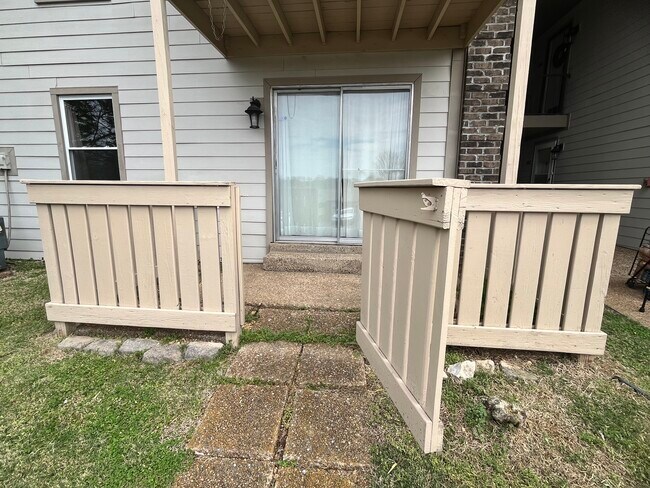 Foto del edificio - 809 Ashlawn Pl