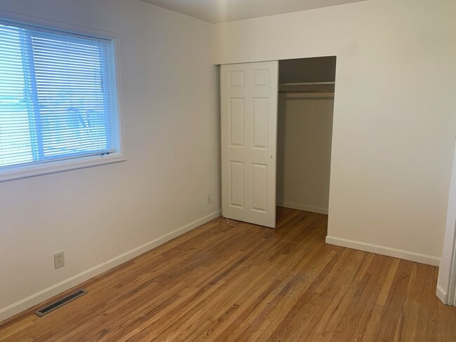 Building Photo - Fantastic 3BD/1BA!