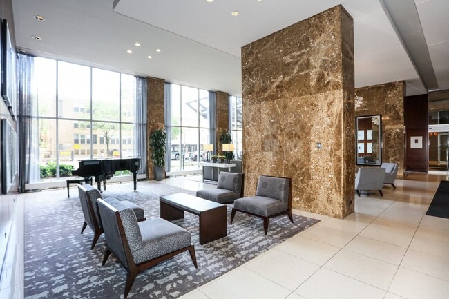 Foto del edificio - 655 W Irving Park Rd