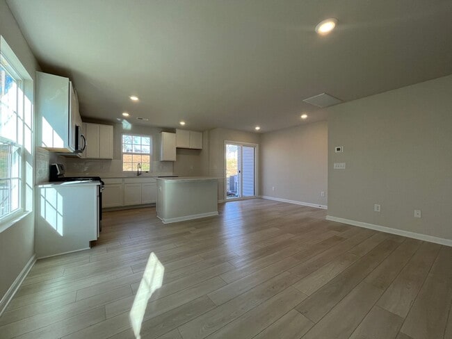Building Photo - Brand New 3/2.5 Townhome Available In Reidville - Ready To Move In!