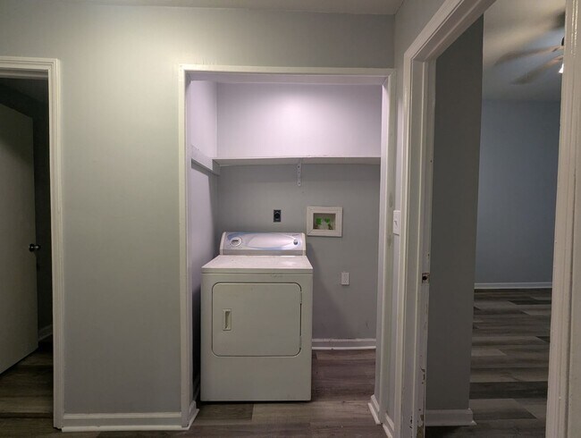 Building Photo - Beautifully renovated 3 bedroom/1 bath house!