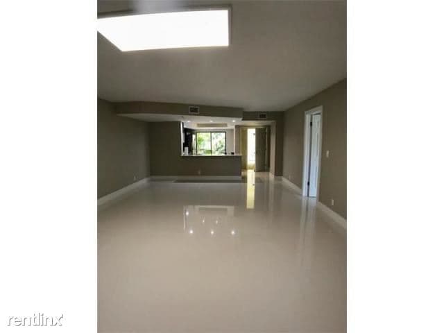 Foto del edificio - 65 Deer Creek Rd