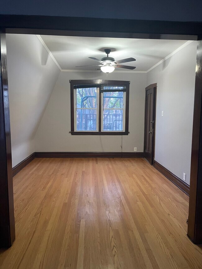 Living room - 5650 W Giddings St