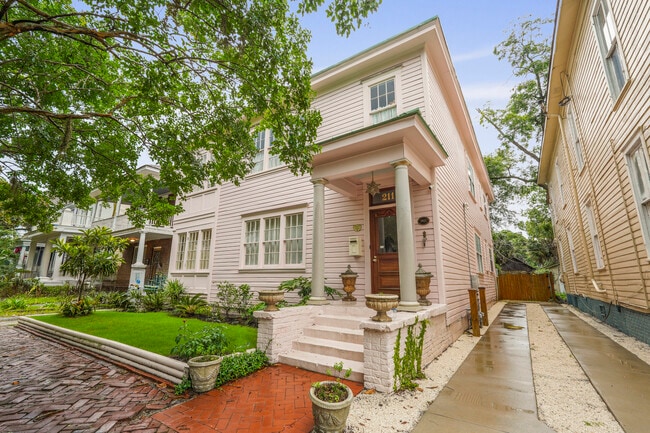 Building Photo - 211 W 40th St