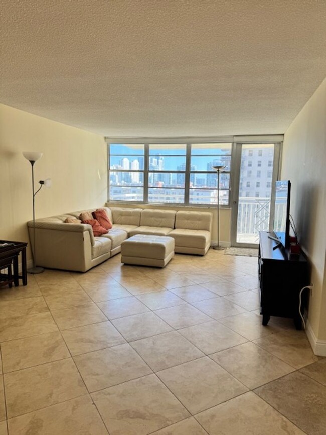 Building Photo - 2/2 SUNNY ISLES