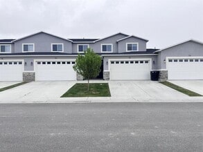 Building Photo - 225 950 E