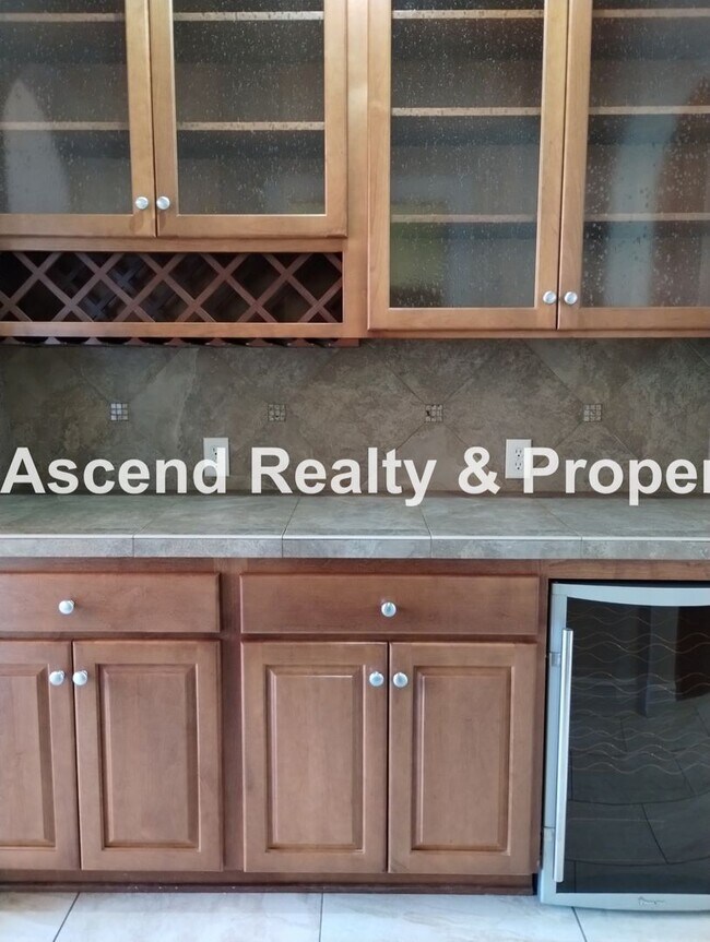 Building Photo - Elegant & Spacious 4 Bed & Bonus Home Buil...