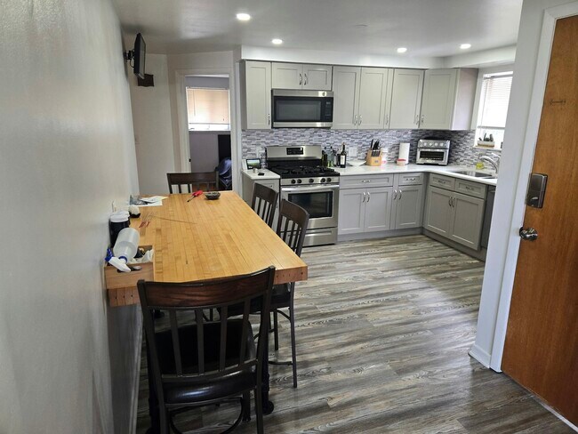 Foto del edificio - 205 Meadowlawn Rd