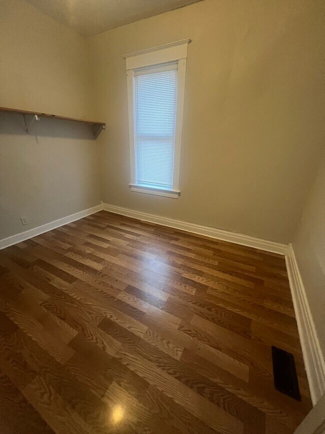 Building Photo - Updated Spacious 4 Bedroom