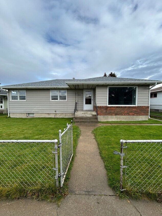 Foto principal - 3005 Yale Ave