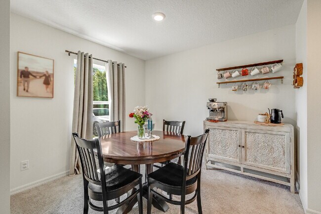 Foto del edificio - Bright & Spacious 3 Bedroom, 2 Bathroom Home with 2-Car Garage