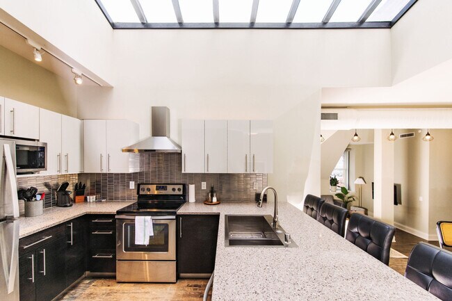 Foto del edificio - 225 E Michigan St