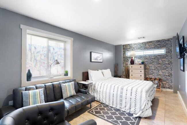 Building Photo - 13th Pl Back   Cute & Cozy| Renovated APT ...