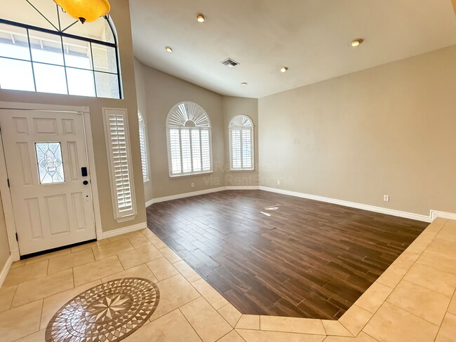 Building Photo - 902 W Sherri Dr