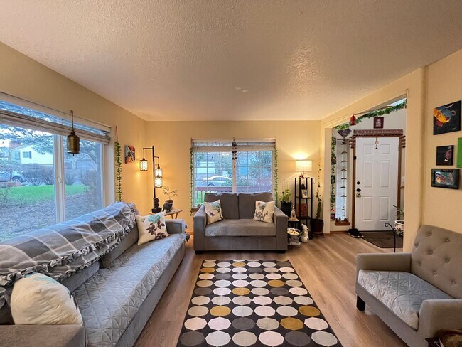 Foto del edificio - Beautiful 3 Bed, 2.5 Bath House in Central...