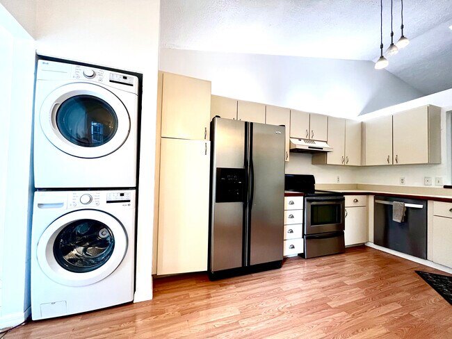 Foto del edificio - 1966 Sixty Oaks Ln