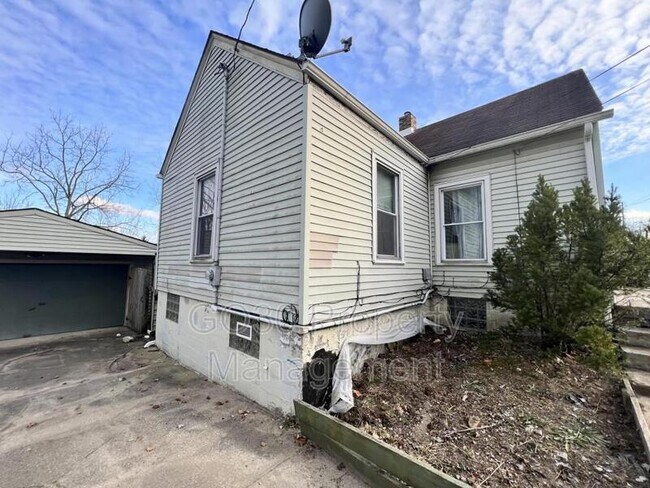 Building Photo - 204 Marion St
