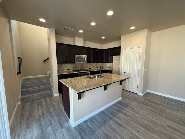 Foto del edificio - 3-Bedroom in the Desirable University Park Gated Community with solar!