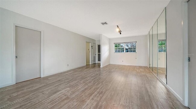 Building Photo - 7880 Palm Aire Ln