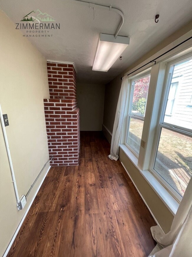 Building Photo - 2 br, 1 bath House - 627 B St