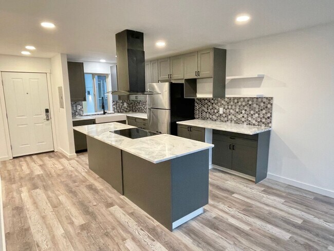 Foto del edificio - Remodeled End-Unit Condo in Sand Point wit...