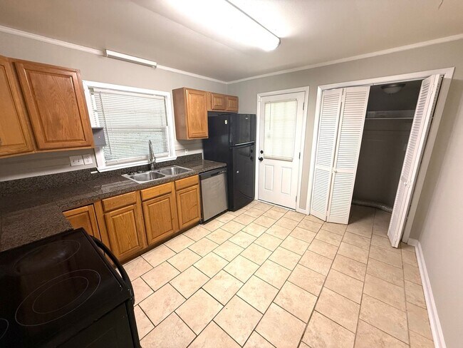 Foto del edificio - ** 3 bed 1 bath located in Forest Hills **...