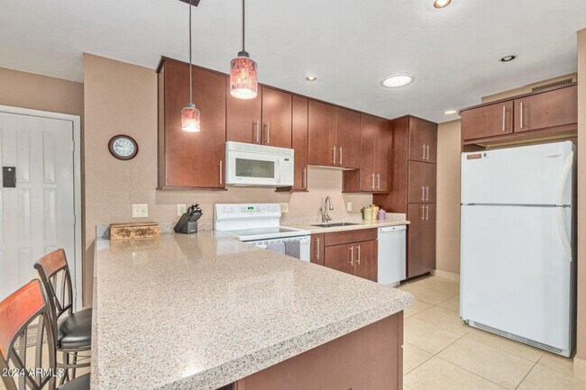 Foto del edificio - 8649 E Royal Palm Rd