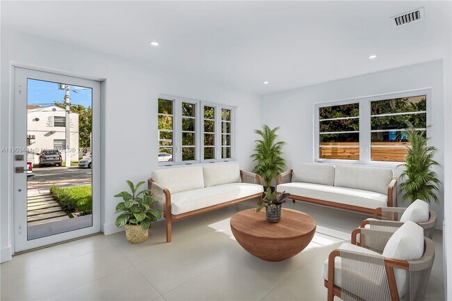 Foto del edificio - 524 NE 65th St